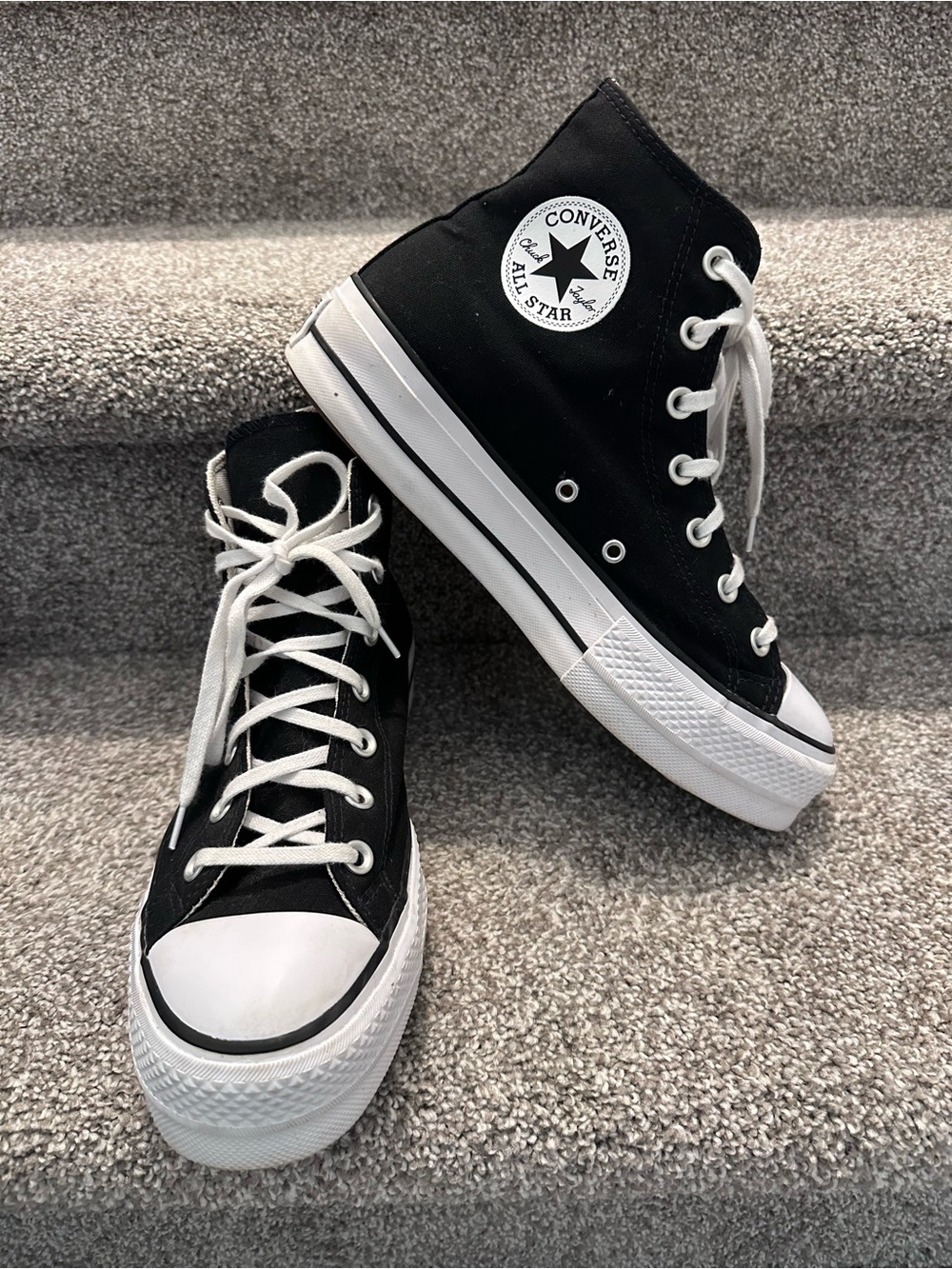 Converse Chuck Taylor High Tops Womens 9